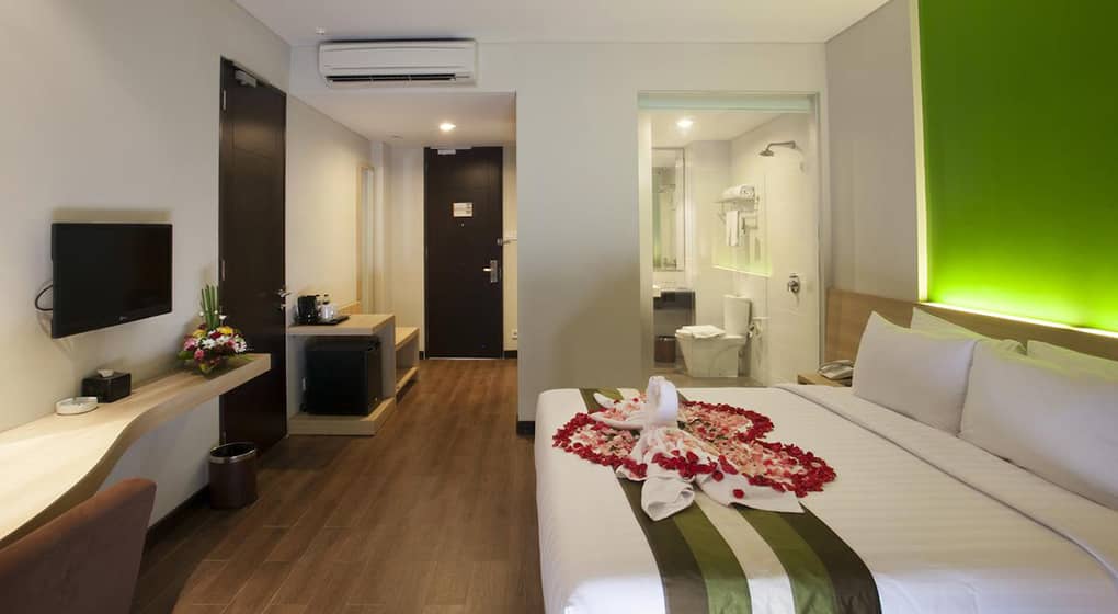 1-Grand-Whiz-Hotel-(De-Luxe)-Bali-Bedroom