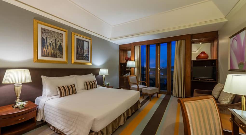 1-Chatrium-Hotel-Royal-Yangon-Bedroom