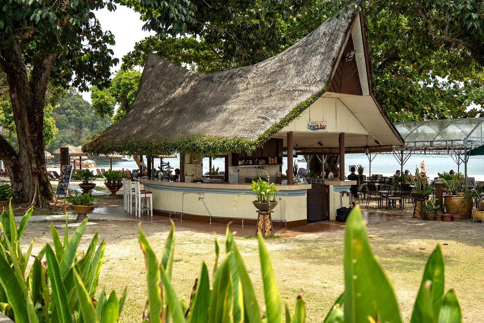 HVLgk-Dining-Beach-Bar-scaled