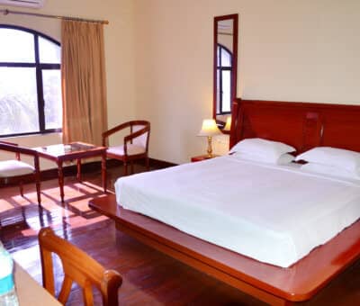 RoyalResidencyBidhgaya-king-size-bedroom